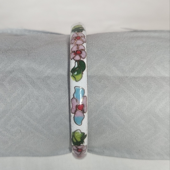 Vintage Jewelry - Vintage White Cloisonne Enamel Floral Bangle Bracelet Hinged Gold Clamper